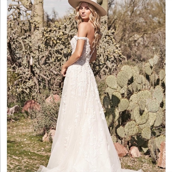 Lilian West Bohemian Off-The-Shoulder A-Line Wedding Gown with Lace Size 14 - Picture 6 of 11